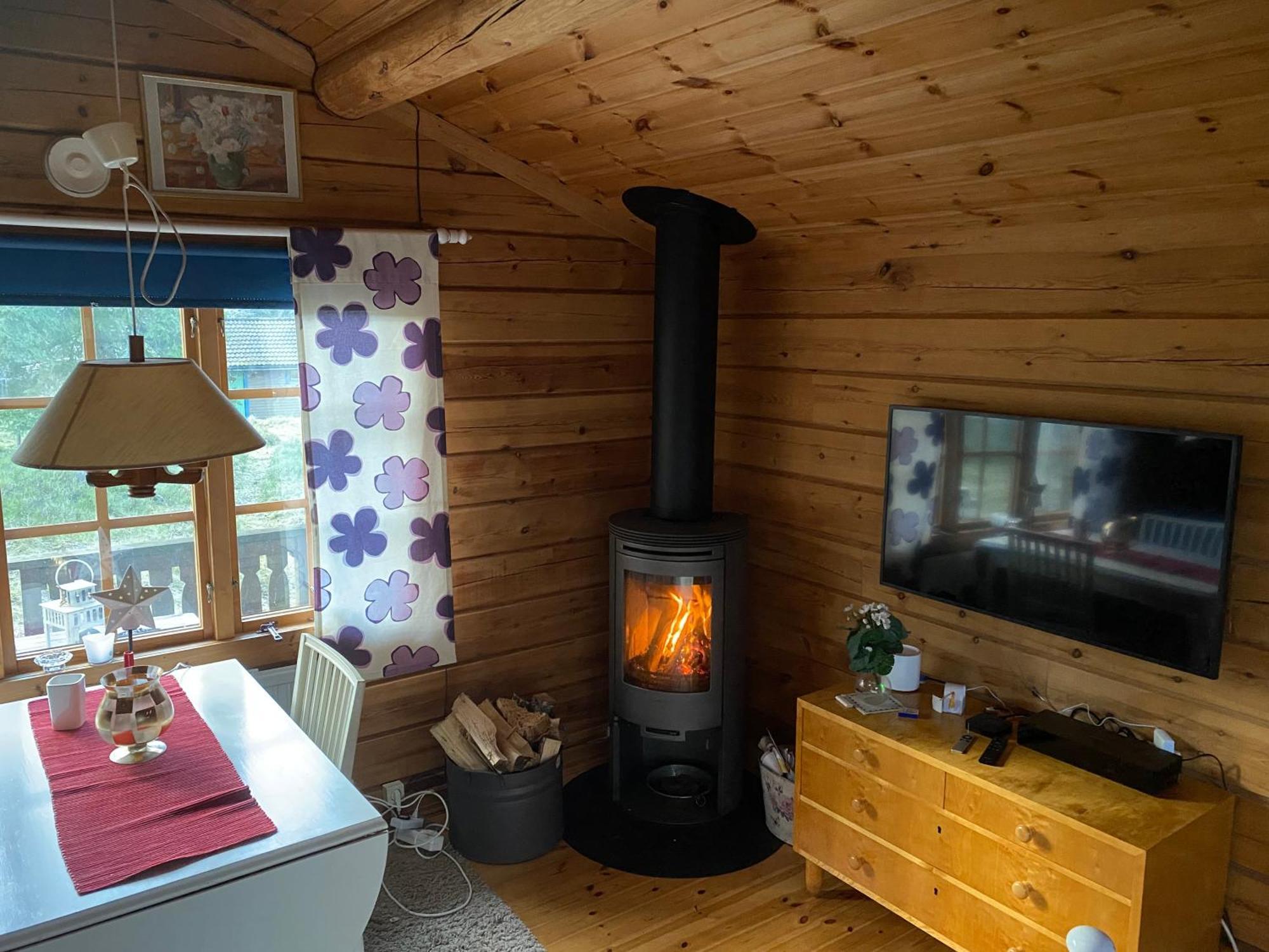 Timrad Stuga I Kanten Av Skogen Med Spa Moejlighet Mullsjo Exterior photo